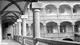Foto des Arkadenhofs mit umlaufenden Geländer und stützenden Säulen.