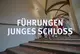 Schriftgrafik: Führungen Junges Schloss. Fünf Kinder gehen Hand in Hand eine breite Treppe hinunter.