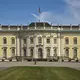 Frontansicht Schloss Ludwigsburg mit gelber Fassade.