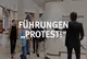 Schriftgrafik: Führungen Protest. Dahinter mehrere Personen, die auf eine Person im schwarzen Anzug zugehen.