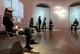 Sitzende Besucher mit VR-Brillen in der Ausstellung LegendäreMeisterWerke.